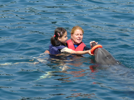 Jilian beim Schwimmen mit den Delfinen